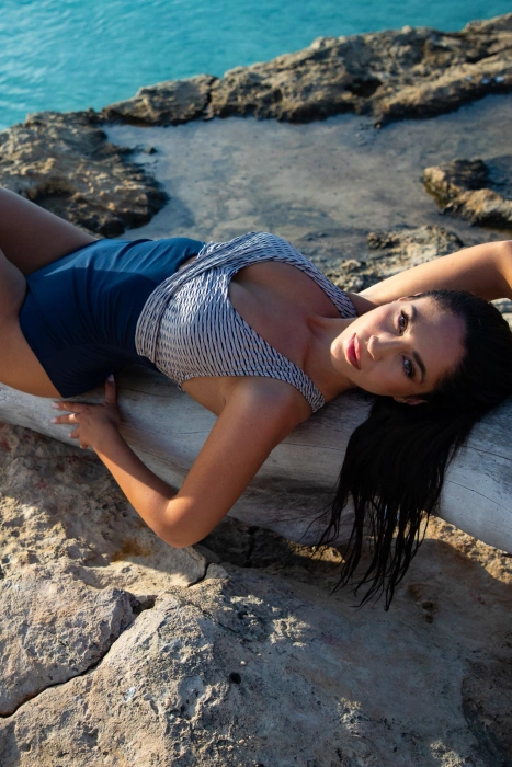 Jednoczęściowy kostium elegancki modelujący z piaskowego żakardu